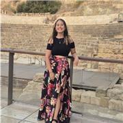 Estudiante de ingeniería de la Energía, apasionada de los idiomas, que da clases de física, matemática e inglés.